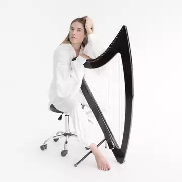 Cycladic late night | Απολαύστε την έκθεση "Cindy Sherman at Cycladic: Πρώιμα έργα" με site-specific live music performances