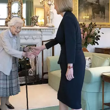 "Μπορείς να με κρατήσεις στη ζωή μέχρι τότε;": Η έκκληση της Ελισάβετ στους γιατρούς σύμφωνα με πρώην μπάτλερ