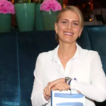 Tatiana Blatnik | Το milky μανικιούρ της εκπέμπει ήσυχη πολυτέλεια και αναδεικνύει τα κοντά νύχια