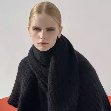 Τα scarf coats είναι η τάση του χειμώνα