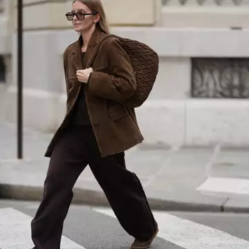 Το καφέ σακάκι που θα φοράτε από το πρωί ως το βράδυ τον χειμώνα του 2025