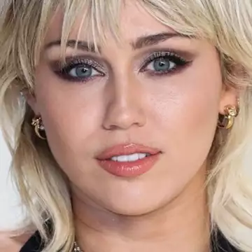 Miley Cyrus | To πιο δημοφιλές τραγούδι του 2023 "Flowers" κρύβει την προσωπική της πικρή ιστορία απιστίας