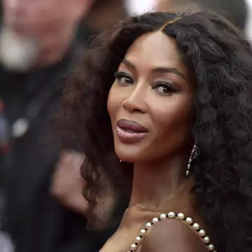 Η Naomi Campbell στην παραλία με τα δύο της παιδιά σε σπάνια οικογενειακά κλικ
