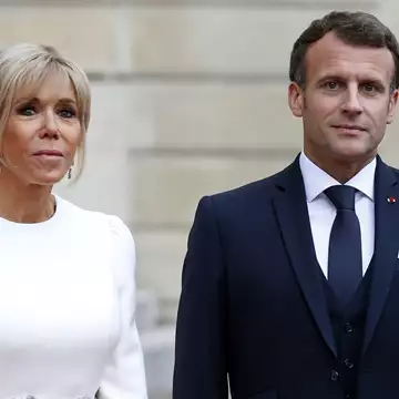Ο Emmanuel Macron ξεκαθαρίζει τι συνέβη με το χαστούκι της συζύγου του, Brigitte