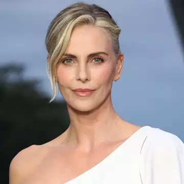 Charlize Theron | Το καυστικό σχόλιο μετά τον γάμο 50 εκατομμυρίων δολαρίων του Jeff Bezos και της Lauren Sanchez