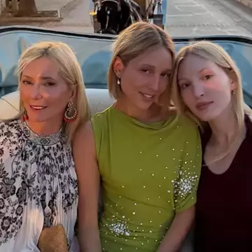 Μαρία Ολυμπία Ντε Γκρες | Στον γάμο του Νικόλα Νιάρχου με off season φόρεμα και ίσια σανδάλια