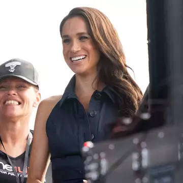 Meghan Markle | Με το Cartier ρολόι της Lady Di σε φιλανθρωπικό event του Kevin Costner