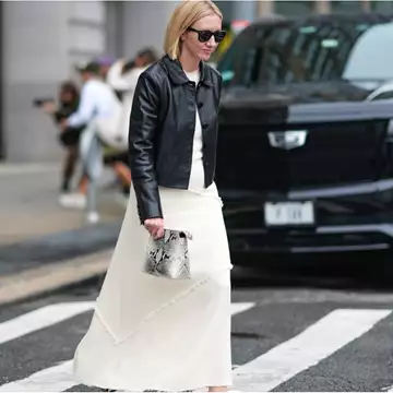 Τα καλύτερα looks με φούστα για γυναίκες άνω των 50