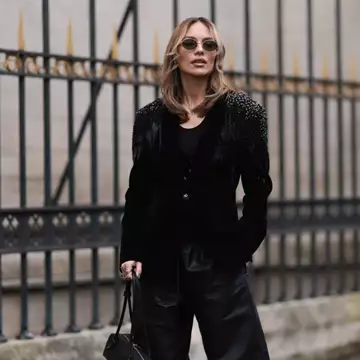 Τέσσερα elegant χτενίσματα για τις γιορτές που επιλέγουν ξανά και ξανά οι Γαλλίδες fashionistas