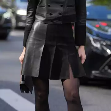 Sheer-Tights Manicure | Η "σκοτεινή" γοητεία του διάφανου καλσόν στα νύχια σας