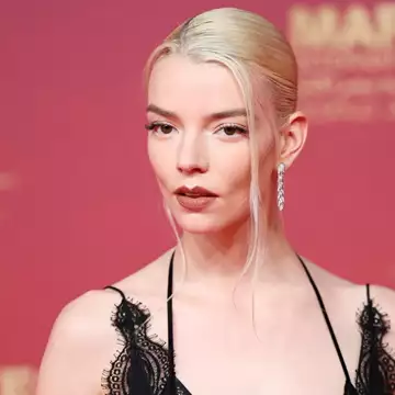 Anya Taylor-Joy | Το sculpted updo της είναι η απόλυτη πρόταση για τα ρεβεγιόν των Χριστουγέννων