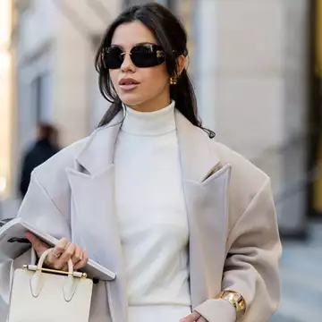 Αυτό είναι το γαλλικό αξεσουάρ που φορούν τώρα οι πιο chic γυναίκες στα μαλλιά τους