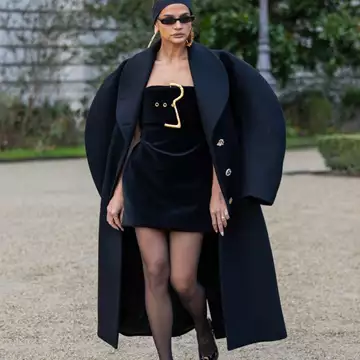 Αυτό το βελούδινο ντραπέ φόρεμα που κολακεύει τη σιλουέτα είναι στην απόχρωση που επικρατεί τα φετινά Χριστούγεννα