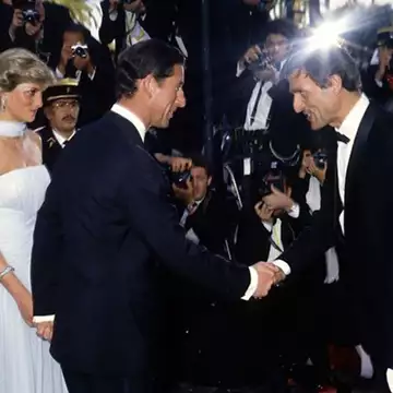 Κάννες | Όταν η πριγκίπισσα Diana αντέγραψε την Grace Kelly στο κόκκινο χαλί