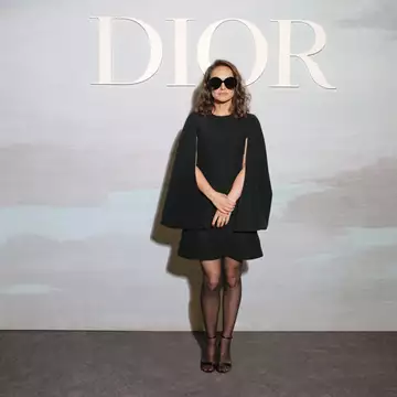 Natalie Portman | Προτείνει τα αγαπημένα της βιβλία φορώντας το τέλειο Dior σύνολο