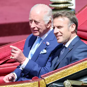 Emmanuel Macron | Η κίνησή του που μεταφράστηκε ως ασέβεια απέναντι στον βασιλιά Κάρολο