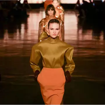 H νέα συλλογή Saint Laurent εστιάζει στην απλότητα της σιλουέτας