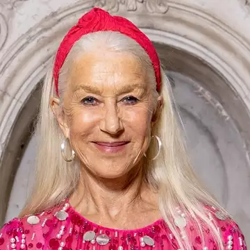 Η Helen Mirren υιοθέτησε ένα από τα πιο κολακευτικά κουρέματα για γκρίζα μαλλιά