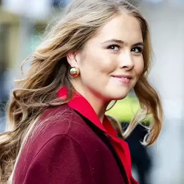 H Αmalia της Ολλανδίας έδειχνε πιο Maxima από ποτέ σε επίσημη εκδήλωση με τον πατέρα της