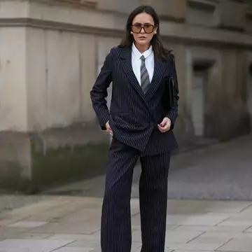 Αυτό το pinstripe κοστούμι γραφείου είναι στη γλυκιά απόχρωση που ταιριάζει σε όλες τις γυναίκες