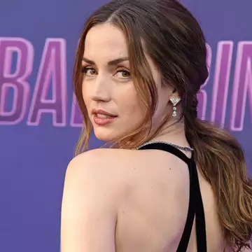 Ana de Armas | Το κομψό low ponytail της είναι η πιο εύκολη πρόταση για τις ζεστές μέρες του καλοκαιριού