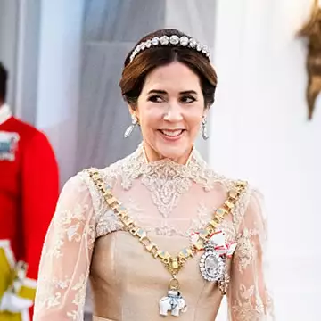 Mary της Δανίας | Σαν "βασίλισσα του χιονιού" με iconic φόρεμα και βραχιόλι με 128 διαμάντια