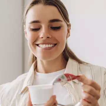 Η #1 κίνηση που πρέπει να σταματήσετε να κάνετε με το γιαούρτι