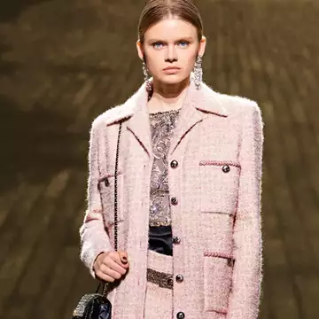 Πώς θα αναβαθμίσετε τα skirt suits