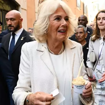 Η βασίλισσα Καμίλα φοράει ξανά το σύνολο από την ημέρα του γάμου της 20 χρόνια μετά