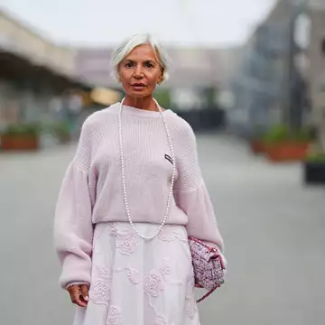 Οι 8 τάσεις που επιλέγουν για το φθινόπωρο του 2025 οι κομψές γυναίκες άνω των 50