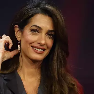 Η Amal Clooney υιοθέτησε το χρώμα μαλλιών που "κρύβει" χρόνια από το πρόσωπο