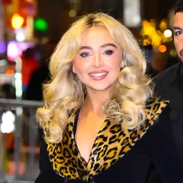 Sabrina Carpenter | Επέλεξε vintage κοστούμι με έμπνευση από τη Fran Fine του The Nanny