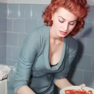 Από τα ντουλάπια των 70s στα μοντέρνα τραπέζια | Αυτά τα σερβίτσια αντίκες θα γίνουν περιζήτητα το 2026