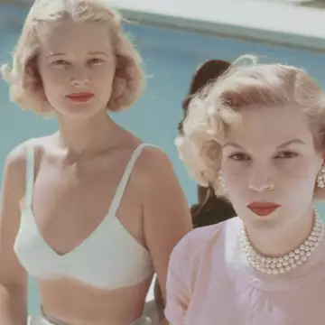 Τα πιο κομψά beach looks για γυναίκες άνω των 50