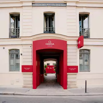 Περνώντας το κατώφλι του "OMEGA House" στο Παρίσι