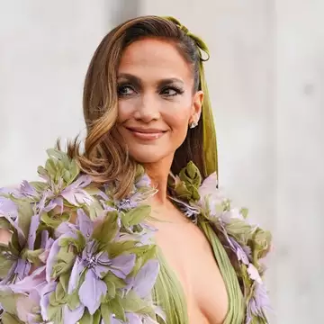 Η Jennifer Lopez με το χρώμα νυχιών που όλες οι fashionistas επιλέγουν φέτος την άνοιξη