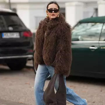 Η καφέ τσάντα που θα κρατάτε καθημερινά στο γραφείο και τις βόλτες σας