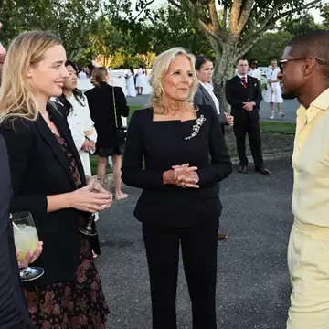 Jill Biden | Η εντυπωσιακή εμφάνιση με κοστούμι στο show του Ralph Lauren