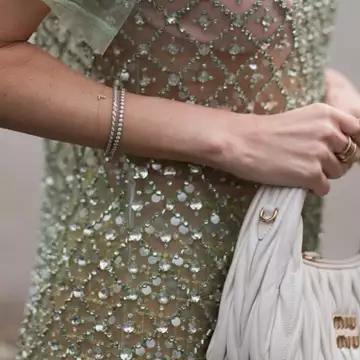 Cashmere Micro-French | Το πιο εντυπωσιακό και chic μανικιούρ για νύχια με μέτριο μήκος