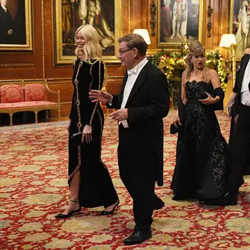 Claudia Schiffer | Θρυλική επιστροφή της Lady Vaughn με βελούδινο φόρεμα Balmain