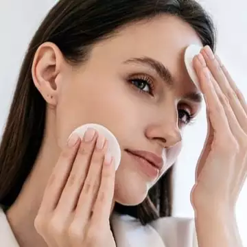 Λιπαρότητα στο πρόσωπο | Πώς να τη μειώσετε χωρίς να αφυδατώσετε το δέρμα σας