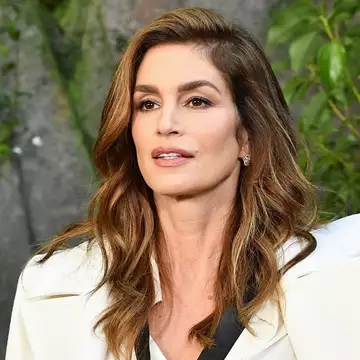 Cindy Crawford | Το εντυπωσιακό "Pam-do" χτένισμά της δια χειρός Δημήτρη Γιαννέτου