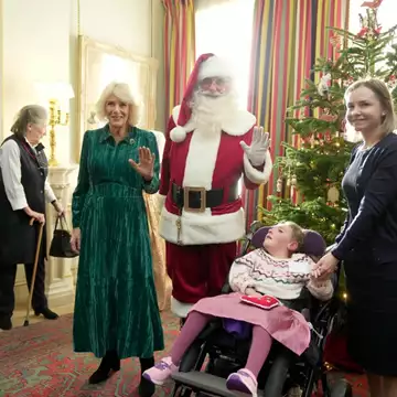 Καμίλα | Στόλισε ένα εντυπωσιακό χριστουγεννιάτικο δέντρο τιμώντας την αγαπημένη της παράδοση