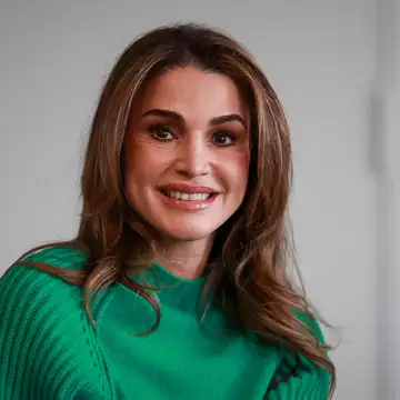 Ο πρίγκιπας Hussein φωτογραφίζει τη μητέρα του, βασίλισσα Ράνια, αγκαλιά με την εγγονή της, Iman