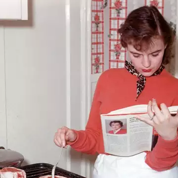 Πίσω από αυτό το ξεχασμένο πιάτο των 70s κρύβεται μια vintage μάρκα που ίσως να αξίζει 22.000 ευρώ