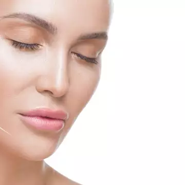 Αψηφώντας τη βαρύτητα | Πώς να αντιμετωπίσετε τη χαλάρωση στο οβάλ του προσώπου και στα βλέφαρα