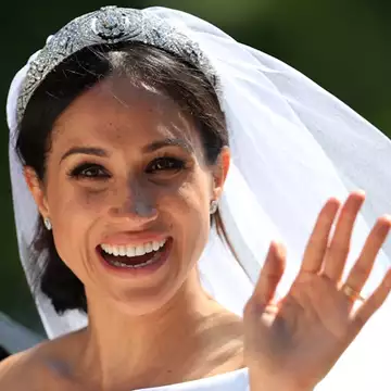 Επτά χρόνια μετά τον γάμο, ήρθε στο φως τo απίστευτο σχόλιο της βασίλισσας Ελισάβετ για το νυφικό της Meghan Markle