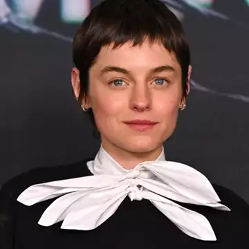 Emma Corrin | Η fashionable εμφάνιση στην πρεμιέρα του νέου κύκλου του Black Mirror