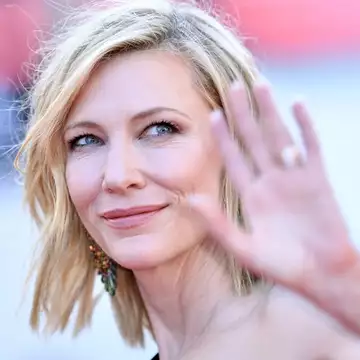 Το εύκολο makeup trick που χαρίζει φρεσκάδα στο πρόσωπο μετά τα 50