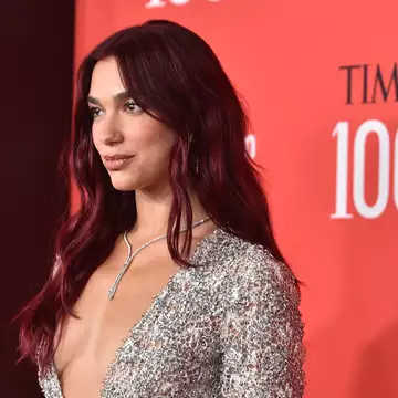 H Dua Lipa έλαμψε στα Βραβεία TIME 100 με Chanel φόρεμα